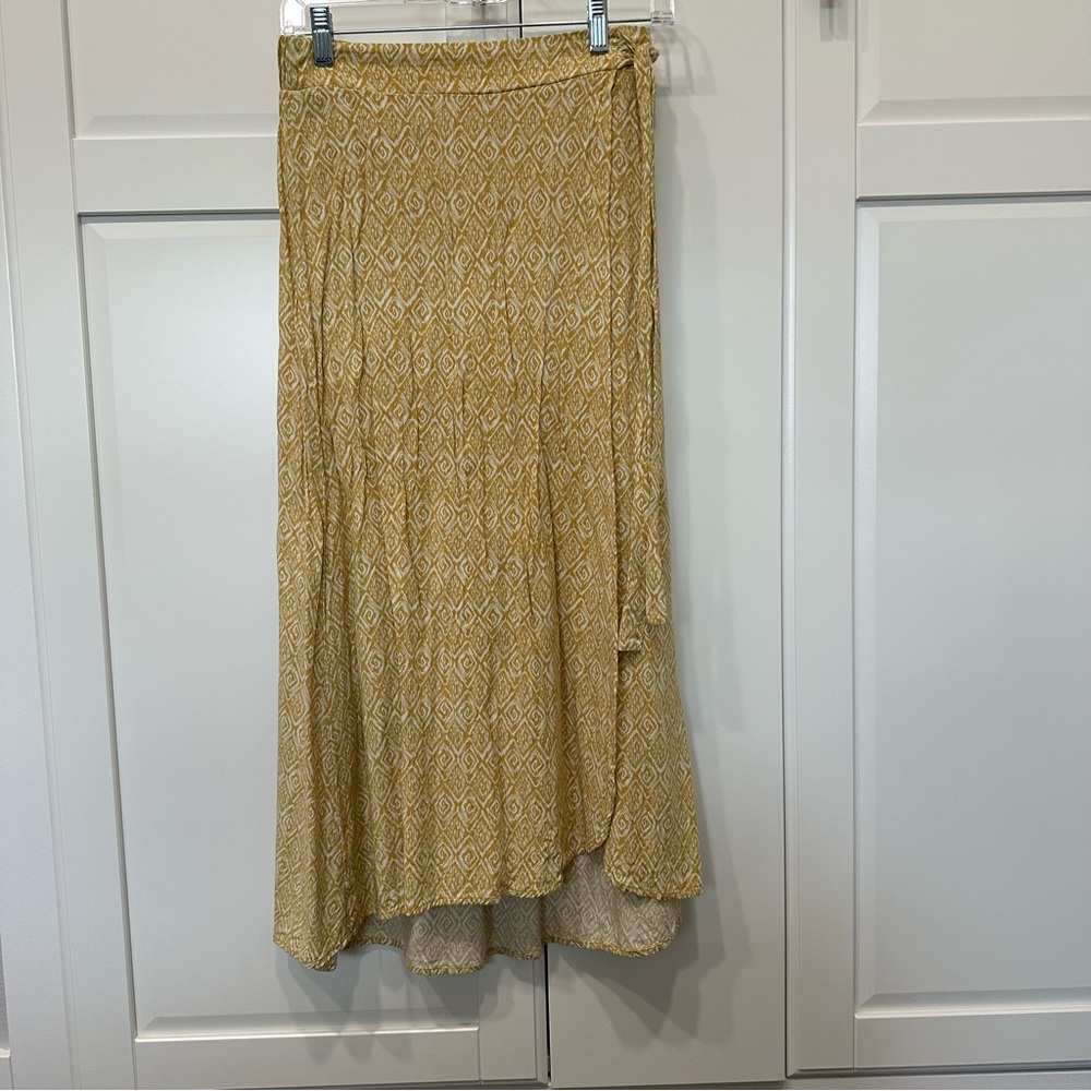 Maurices XS Elegant Yellow Patterned Skirt, boho, prairie, spring, hi-low